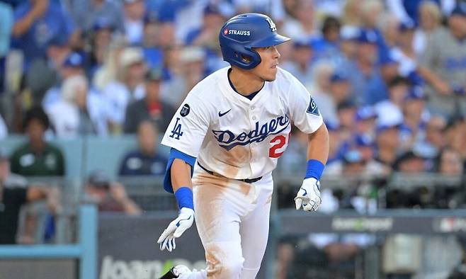 토미 현수 에드먼(LA 다저스)이 17일(한국시각) 미국 캘리포니아주 로스앤젤레스 다저스타디움에서 열린 2025 메이저리그(MLB) 포스트시즌 밀워키 브루어스와 경기에서 6회말 적시타를 때려내고 있다. 로스앤젤레스/이매진 이미지스 연합뉴스