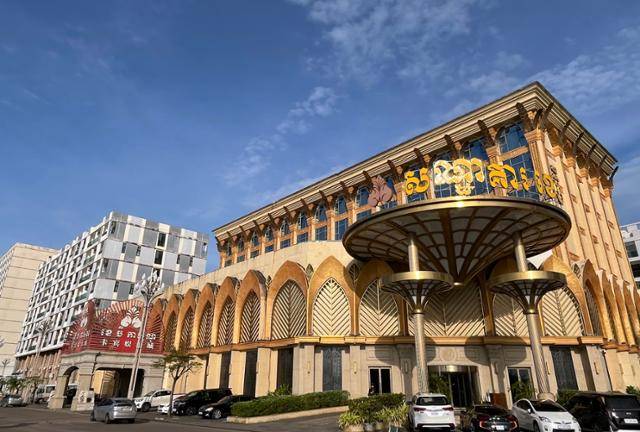 16일 캄보디아 시아누크빌에 위치한 KB호텔. 호텔 뒤쪽으로 보이스피싱에 동원되는 것으로 추정되는 건물이 보인다. 호텔과 건물의 소유주는 지난달 미국 제대 대상에 오른 중국 출신 쉬아이민이다. 시아누크빌=허경주 특파원