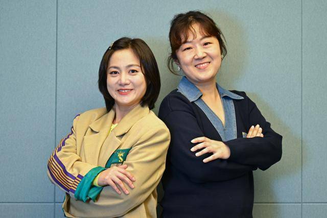 코미디언 박나래(왼쪽)와 이경하 작가는 2016년 MBC 예능프로그램 '나 혼자 산다'에 합류한 '입주 동기'다. 올해 10년째 프로그램을 함께 이끌고 있는 두 사람을 '환상의 콤비' 인터뷰를 위해 최근 서울 마포구 상암동 MBC 사옥에서 만났다. 강예진 기자