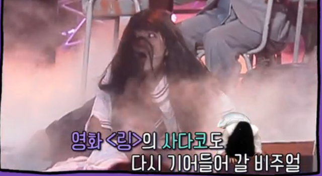 코미디언 박나래가 '개그콘서트'에서 귀신 역할로 땅바닥을 기어다니고 있다. KBS 영상 캡처