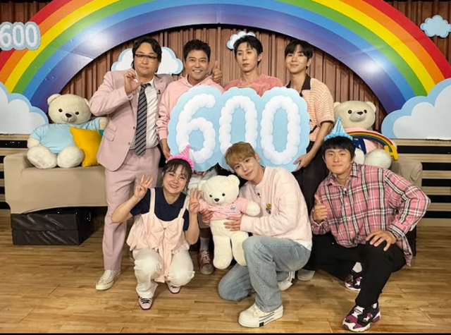 지난 6월 '나 혼자 산다'는 600회를 맞았다. 박나래(앞줄 왼쪽 첫 번째) 등이 기념 촬영을 했다. MBC 제공