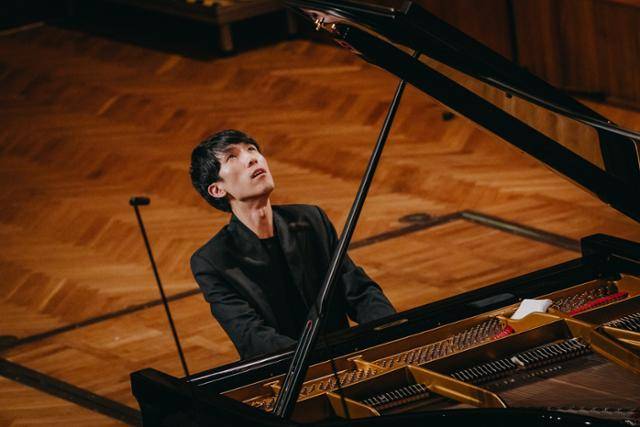 피아니스트 에릭 루가 16일 폴란드 바르샤바 필하모닉홀에서 열린 제19회 쇼팽 국제 피아노 콩쿠르 3라운드 연주를 하고 있다. 쇼팽 인스티튜트 제공