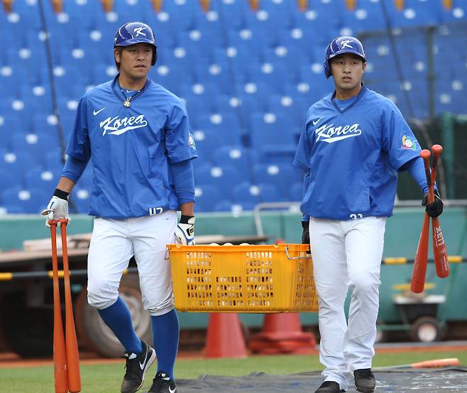 2013년 WBC 대표팀에서 함께 공을 나르고 있는 강민호(왼쪽)과 손아섭. 한국시리즈 우승 길목에서 경쟁자로 만났다. IS포토