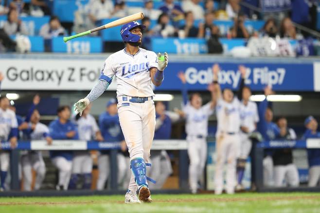 삼성 디아즈가 14일 준플레이오프 4차전 8회 말 타석에서 투런홈런을 치고 자신감 넘치는 폴로 스윙을 하고 있다. 사진=삼성 라이온즈