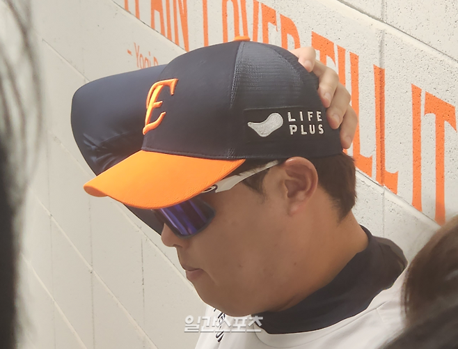 플레이오프 1차전으로 앞두고 취재진과 얘기를 나누는 류현진. IS포토