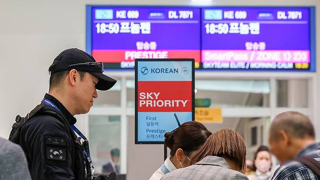 캄보디아행 항공편 승객들 대상으로 안전활동 벌이는 경찰