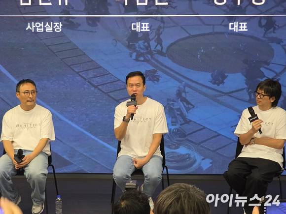 박범진 아쿠아트리 대표가 지난 15일 서울 중구 젠지게이밍익스피리언스에서 열린 '아키텍트: 랜드 오브 엑자일' 미디어 시연회에서 기자들의 질문에 답하고 있다. [사진=박정민 기자]