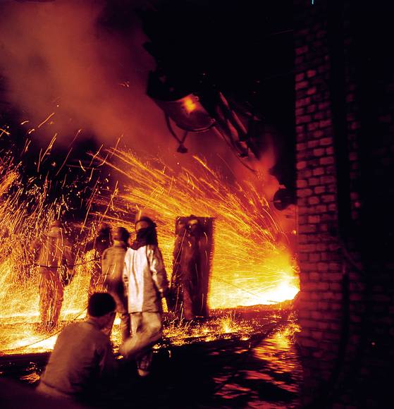 1973년 6월 9일 포항 1고로에서 처음으로 쇳물이 나오고 있다. [사진 포스코]