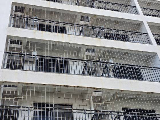 16일 캄보디아 프놈펜 외곽 센속 지역 '사쿠라 단지'에 있는 웬치. 쇠창살을 설치해 외부로의 이동을 완전히 차단시켜 놓은 듯한 모습이다. 프놈펜=이영근 기자