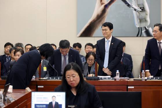 최민희 국회 과방위원장이 16일 서울 여의도 국회에서 열린 과학기술정보방송통신위원회의 원자력안전위원회 등 국정감사에서 주질의가 늦어진 것에 대해 사과하고 있다. 뉴시스