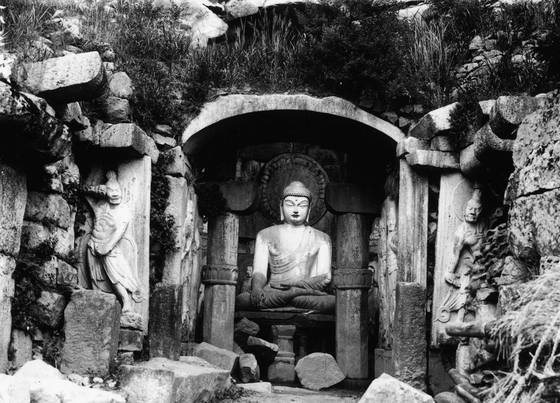 석굴암 전실, 유리건판 사진, 1912년 11월~1913년 10월 이전 촬영. 사진 성균관대학교 박물관