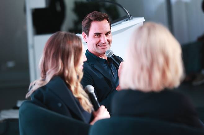 토크 세션에서 클레어 웨이트 켈러가 모더레이터를 맡아 배우 케이트 블란쳇, 테니스 선수 로저 페더러와 대화를 나눴다. 사진 유니클로