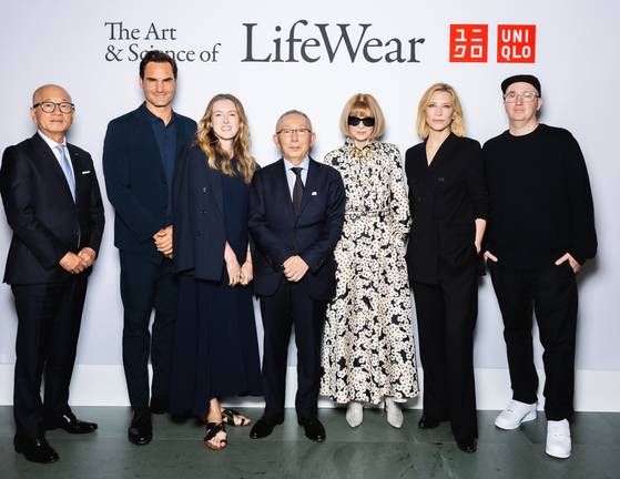 ‘라이프웨어의 아트 & 사이언스’ 행사에 참여한 연사들. 왼쪽부터 오야 미쓰오 도레이 사장, 로저 페더러 선수, 클레어 웨이트 켈러 디자이너, 야나이 타다시 패스트리테일링 회장, 안나 윈투어 콘데나스트 콘텐트 책임자, 케이트 블란쳇 배우, 카우스 예술가. 사진 유니클로