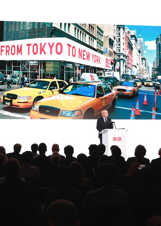 ‘라이프웨어의 아트 & 사이언스' 행사에서 기조 연설중인 야나이 타다시 회장. 사진 유니클로