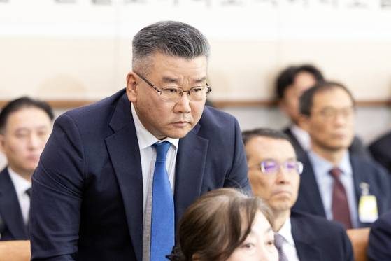 16일 서울 여의도 국회에서 열린 법제사법위원회 감사원 등에 대한 국정감사에 출석한 유병호 감사원 감사위원이 인사하고 있다. 뉴스1