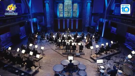 더핑크퐁컴퍼니는 지난달 19일 아기상어 캐릭터 탄생 10주년을 맞아 런던심포니오케스트라가 아기상어송을 연주하는 영상을 공개했다. 유튜브 캡처