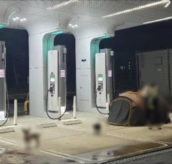 강원 양양군 한 전기차 충전소 내 설치된 텐트. 사진 온라인 커뮤니티 캡처