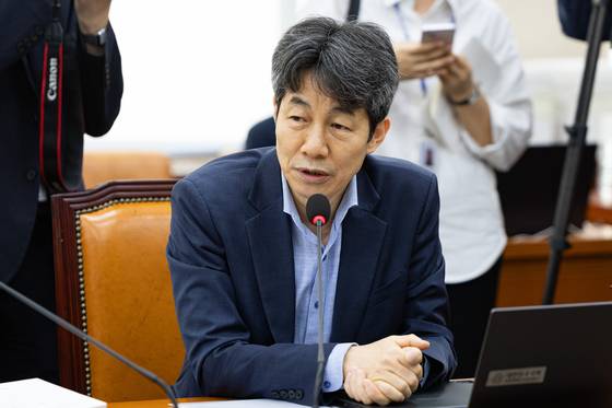윤건영 더불어민주당 의원이 15일 서울 여의도 국회에서 열린 행정안전위원회의 중앙선거관리위원회·인사혁신처·소방청 등에 대한 국정감사에서 발언하고 있다. 뉴스1