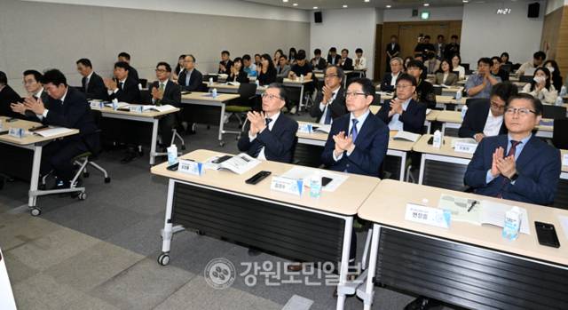 ▲ 상지대학교와 원주시, 강원도민일보가 공동 개최한 17일 서울 양재동 aT센터에서 ‘국가균형발전포럼(제2회 상지코리아포럼)’이 원강수 원주시장, 성경륭 상지대 총장, 김경수 대통령직속 지방시대위원회 위원장, 김중석 강원도민일보 회장, 변창흠 전 국토교통부 장관 등이 참석한 가운데 성료했다. 김정호