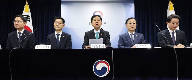 구윤철 부총리 겸 기획재정부 장관이 15일 서울 종로구 정부서울청사에서 주택시장 안정화 대책 관계부처 합동브리핑을 하고 있다. 왼쪽부터 임광현 국세정창, 윤창렬 국무조정실장, 구윤철 경제부총리, 김윤덕 국토교통부 장관, 이억원 금융위원장. 사진=연합뉴스