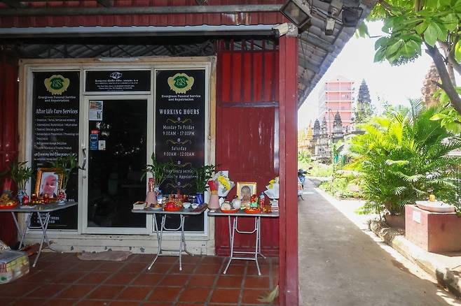 캄보디아에서 현지 보이스피싱 조직에 의해 감금·피살된 한국인 대학생 박모(22) 씨의 시신이 안치돼 있는 프놈펜 턱틀라 사원 안치실과 묘지. /사진=연합뉴스