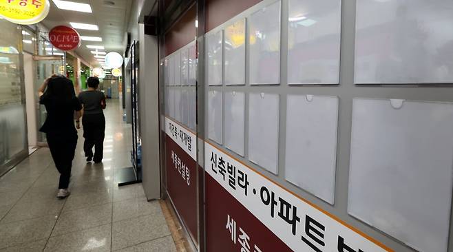 이재명 정부 추가 부동산 대책을 발표한 10월 15일 서울 마포구의 한 부동산 중개업소에서 매물 게시물이 모두 사라진 모습. 사진=최혁 한국경제신문 기자