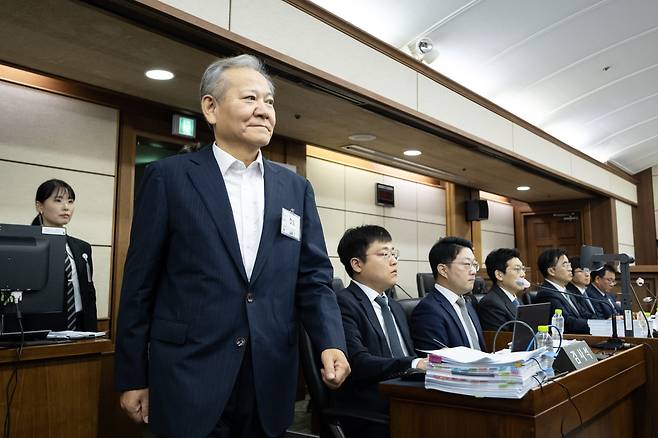 이상민 전 행정안전부 장관이 17일 서울 서초구 서울중앙지법에서 열린 내란 중요임무 종사 등 혐의 첫 공판기일에 출석하고 있다. 사진공동취재단