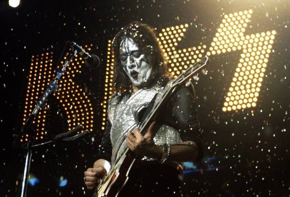 미국 록 밴드 키스(KISS)의 창단 멤버이자 원년 기타리스트였던 에이스 프레일리가 16일(현지시간) 향년 74세의 나이로 별세했다. Gettyimages/이매진스