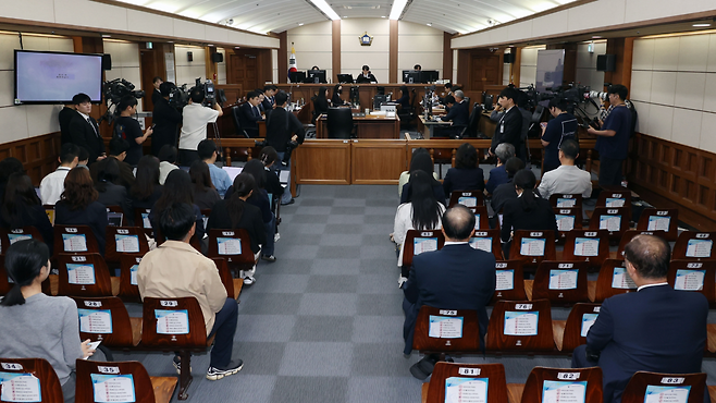 류경진 부장판사가 17일 서울 서초구 서울중앙지법에서 열린 이상민 전 행정안전부 장관의 언론사 단전·단수, 위증, 내란중요임무종사 등 사건 첫 재판을 심리하고 있다. 사진공동취재단