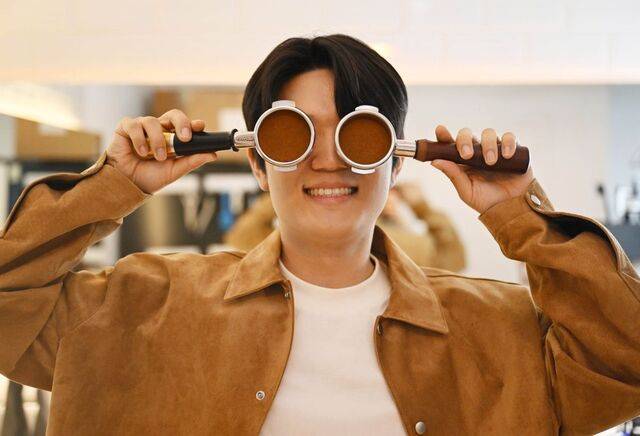 커피 유튜브 채널 ‘안스타’를 운영하는 안치훈 언스페셜티 대표가 지난 9일 서울 마포구 사무실에서 커피를 내릴 때 사용하는 탬퍼를 들고 포즈를 취하고 있다. 이한형 기자