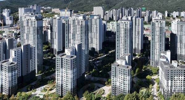 정부가 지난 15일 경기도 12개 지역과 서울 전역을 조정대상지역·투기과열지구·토지거래허가구역으로 확대 지정하는 수도권 주택시장 안정화 대책을 발표했다. 사진은 과천시 아파트 단지와 시내 전경. 경기일보DB