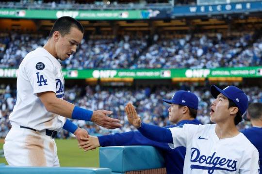 하이 파이브 하는 토미 현수 에드먼(왼쪽)과 김혜성. 사진[AFP=연합뉴스]