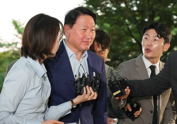 ▲최태원SK그룹 회장이 지난 16일 기자들의 질문에 답하는 모습. ⓒ연합뉴스