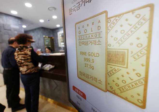 미국과 중국 무역 갈등 고조로 국제 금값이 사상 처음으로 온스당 4200달러(약 597만원)를 기록한 15일 오후 서울 종로구 한국금거래소에서 시민들이 금을 구매하고 있다. 이날 금 선물은 1.05% 상승한 온스당 4206.85를 돌파했다. [사진 = 뉴스1]