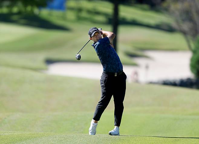 이상희가 17일 열린 KPGA 투어 더채리티클래식 2라운드 16번홀 페어웨이에서 아이언샷을 시도하고 있다. KPGA