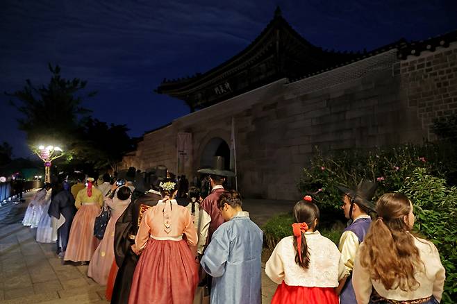 추석 연휴 엿새째인 지난 8일 서울 종로구 경복궁에서 열린 2025 가을 궁중문화축전의 프로그램 ‘한복연향’을 찾은 관람객들이 입장을 기다리고 있다. (이해를 돕기위한 사진으로 기사 내용과 관련없음) [사진 = 연합뉴스]