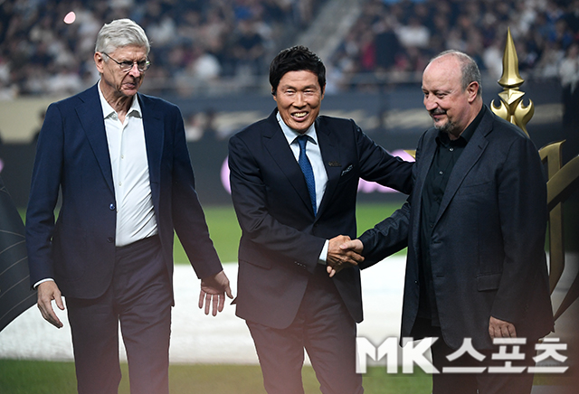 차범근 전 국가대표팀 감독(중앙)은 9월 14일 서울월드컵경기장에서 열린 2025 아이콘매치: 창의 귀환, 반격의 시작의 서막을 알렸다. 그는 FC스피어의 아르센 벵거 감독(왼쪽), 실드 유나이티드의 라파엘 베니테스 감독(오른쪽)과 환한 미소로 인사를 나눴다. 사진(서울 상암)=천정환 기자