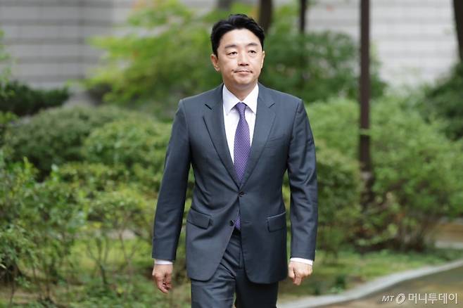 [서울=뉴시스] 추상철 기자 = 강훈식 대통령비서실장이 12일 오후 서울 종로구 국무총리공관에서 열린 고위당정협의회에 참석하기 위해 회의장으로 향하고 있다. (공동취재) 2025.10.12. photo@newsis.com /사진=추상철