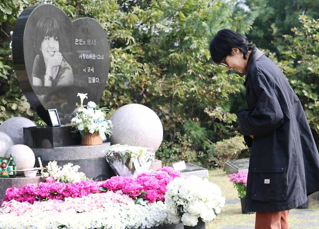 방송인 홍진경이 절친이었던 고 최진실 묘소를 찾아 추모했다. 사진은 지난 2일 방송인 홍진경이 고 최진실 묘소에서 그와의 추억을 회상하는 모습. /사진=뉴스1