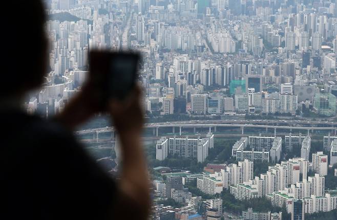 금융위원회는 '10.15 주택시장 안정화 대책' 추가 설명자료를 배포하고 규제지역은 은행권 서민·실수요자 대출의 경우 LTV 60%, 정책대출은 LTV 55~70%로 적용한다고 밝혔다. 사진은 서울 송파구 롯데월드타워 전망대 서울스카이에서 바라본 시내 아파트 단지 모습./사진-뉴스1