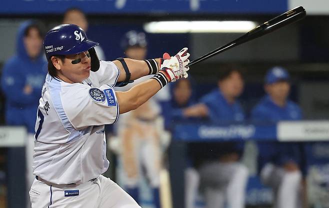 삼성  라이온즈 강민호가 플레이오프에서 한화 이글스를 만났다. 사진은 삼성에서 활약 중인 강민호. /사진=뉴스1