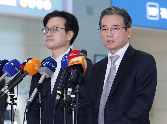 한미 관세 협상 타결이 가시권에 들어선 가운데 협상의 마지막 쟁점은 3500억달러(약 500조원) 규모의 대미 투자펀드를 트럼프 대통령의 요구대로 '3년 내 선납'(Up Front) 형태로 전액 조성할지, 아니면 장기간에 걸쳐 분납할지 여부다. 사진은 김용범 대통령실 정책실장이 한미 관세 협상 후속 협의를 위해 지난 16일 인천국제공항 제2터미널에서 워싱턴 D.C.로 출국하기 앞서 취재진의 질문에 답하고 있다. 왼쪽은 김정관 산업통상부 장관. /사진=뉴시스