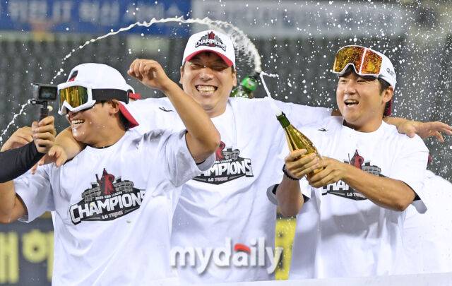 1일 서울 잠실야구장에서 열린 '2025 신한 SOL BANK KBO리그' NC 다이노스와 LG 트윈스 경기. 우승을 확정 지은 LG 트윈스 선수들이 기뻐하고 있다./마이데일리