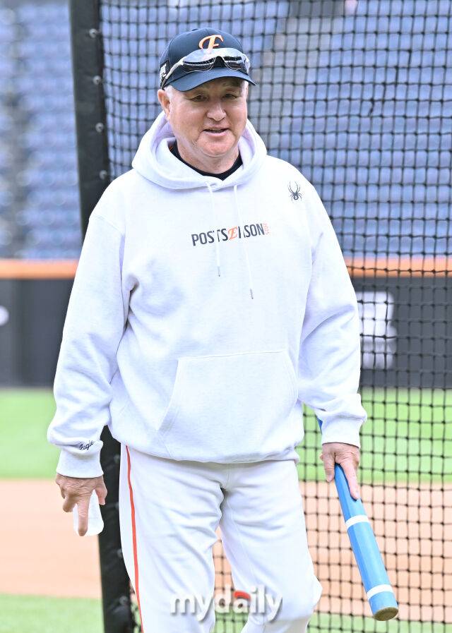 17일 오후 대전광역시 중구 대전 한화생명볼파크에서 진행되는 '2025 프로야구 KBO리그 포스트시즌' 플레이오프(PO) 1차전 한화이글스와 삼성라이온즈의 경기. 한화 김경문 감독이 미소를 짓고 있다./대전 = 송일섭 기자