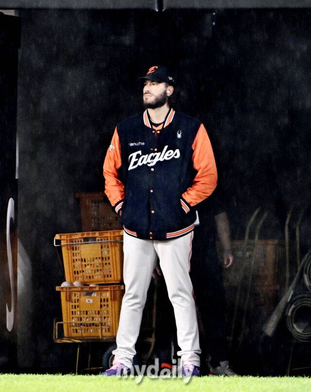 17일 오후 대전광역시 중구 대전 한화생명볼파크에서 진행되는 '2025 프로야구 KBO리그 포스트시즌' 플레이오프(PO) 1차전 한화이글스와 삼성라이온즈의 경기. 한화 선발투수 폰세가 비오는 그라운드를 바라보고 있다./대전 = 송일섭 기자