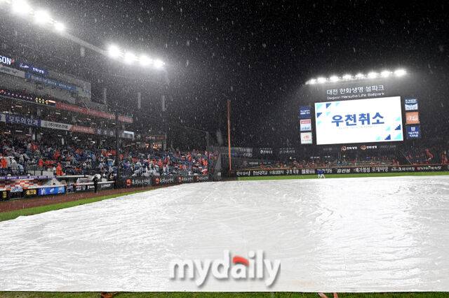 17일 오후 대전광역시 중구 대전 한화생명볼파크에서 진행되는 '2025 프로야구 KBO리그 포스트시즌' 플레이오프(PO) 1차전 한화이글스와 삼성라이온즈의 경기. 우천으로 경기가 취소되고 있다./대전 = 송일섭 기자