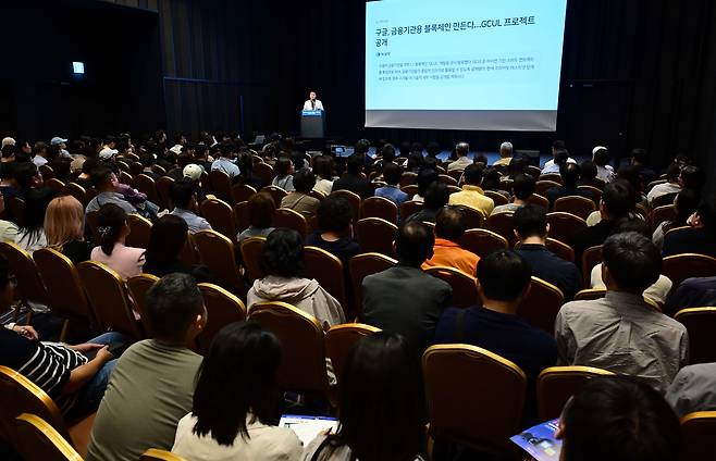 오태민 오태버스(주)대표이사가 16일 오전 서울 강남구 코엑스 그랜드볼룸에서 열린 ‘헤럴드머니페스타 2025’ 에서 ‘크립토 제도화가 몰고올 글로벌 금융혁신’의 주제로 강연을 하고 있다.  오는 17일까지 양일간 열리는 ‘헤럴드머니페스타 2025’는 ‘웰스 내비게이션’ 주제로 돈의 흐름과 자산의 맥을 짚어나가는 축제의 자리로 처음으로 월급을 모으는 2030 재테크 초심자부터 자산 승계나 절세를 염두에 둔 5060 재테크 고수까지 다양한 계층을 위한 주식·부동산·금융상품·절세·가상자산 등 재테크와 관련한 모든 정보가 총망라된다. 이상섭 기자