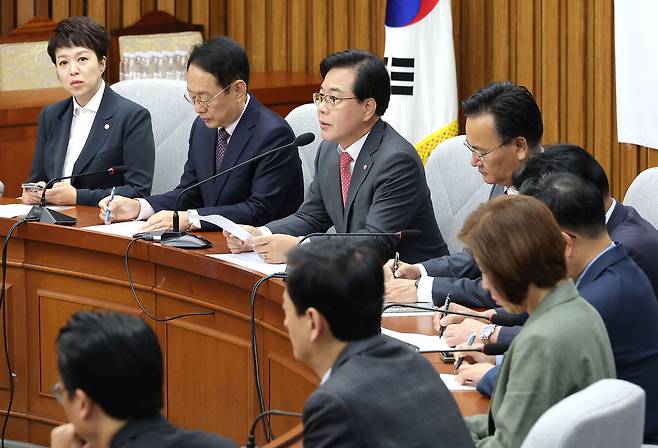 송언석 국민의힘 원내대표가 17일 서울 여의도 국회에서 열린 국정감사 대책회의에서 발언하고 있다. [연합]