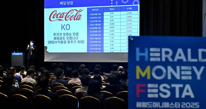박곰희 주식회사 넌그럴자격있어 대표가 17일 서울 강남구 코엑스 그랜드볼룸에서 열린 ‘헤럴드머니페스타 2025’에서 ‘내 인생을 바꿔줄 4개의 통장’을 주제로 강연을 하고 있다. 오는 17일까지 양일간 열리는 ‘헤럴드머니페스타 2025’는 ‘웰스 내비게이션’ 주제로 돈의 흐름과 자산의 맥을 짚어나가는 축제의 자리로 처음으로 월급을 모으는 2030 재테크 초심자부터 자산 승계나 절세를 염두에 둔 5060 재테크 고수까지 다양한 계층을 위한 주식·부동산·금융상품·절세·가상자산 등 재테크와 관련한 모든 정보가 총망라된다. 임세준 기자