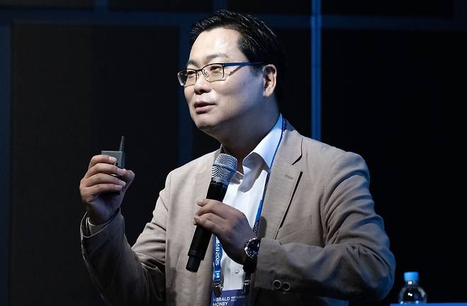 김인만 김인만 부동산연구소 대표가 17일 서울 강남구 코엑스 그랜드볼룸에서 열린 ‘헤럴드머니페스타 2025’에서 ‘2026년 살아남을 부동산 성공전략’을 주제로 강연을 하고 있다. 오는 17일까지 양일간 열리는 ‘헤럴드머니페스타 2025’는 ‘웰스 내비게이션’ 주제로 돈의 흐름과 자산의 맥을 짚어나가는 축제의 자리로 처음으로 월급을 모으는 2030 재테크 초심자부터 자산 승계나 절세를 염두에 둔 5060 재테크 고수까지 다양한 계층을 위한 주식·부동산·금융상품·절세·가상자산 등 재테크와 관련한 모든 정보가 총망라된다. 임세준 기자